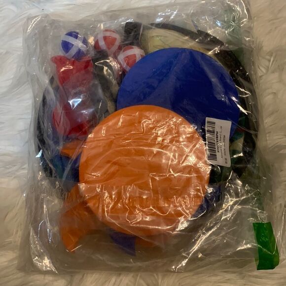 Children’s darts game. Foldable for storage - Picture 3 of 6